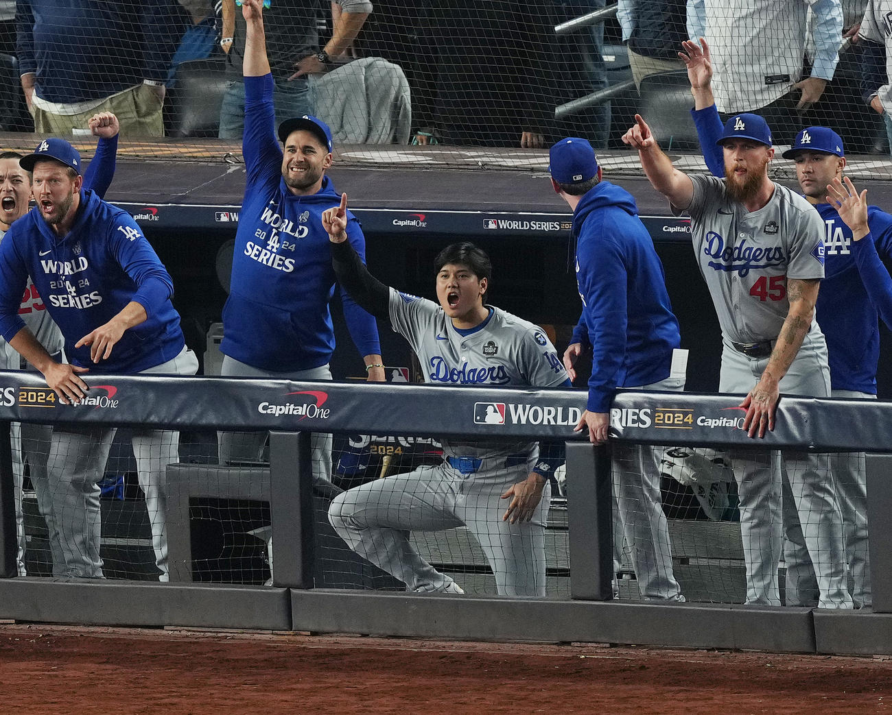ヤンキース対ドジャース　5回表ドジャース2死一、三塁、T・ヘルナンデスの同点の2点適時二塁打にベンチで指を突き上げる大谷（中央）（撮影・菅敏）