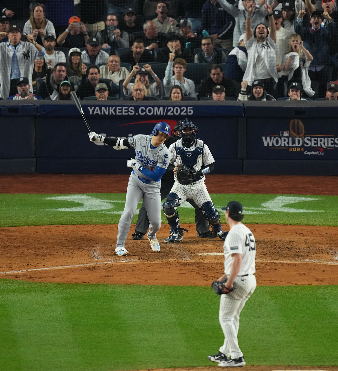 ヤンキース対ドジャース　5回表ドジャース1死満塁、空振りの三振に倒れる大谷。投手コール（撮影・菅敏）