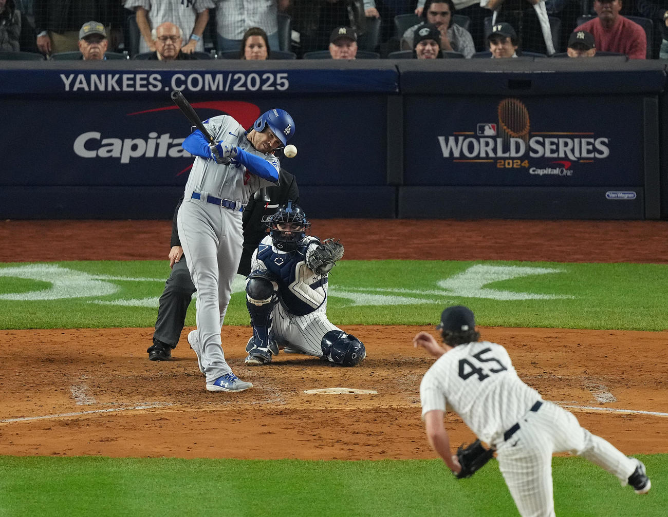 ヤンキース対ドジャース　5回表ドジャース2死満塁、2点適時打を放つフリーマン。投手コール（撮影・菅敏）