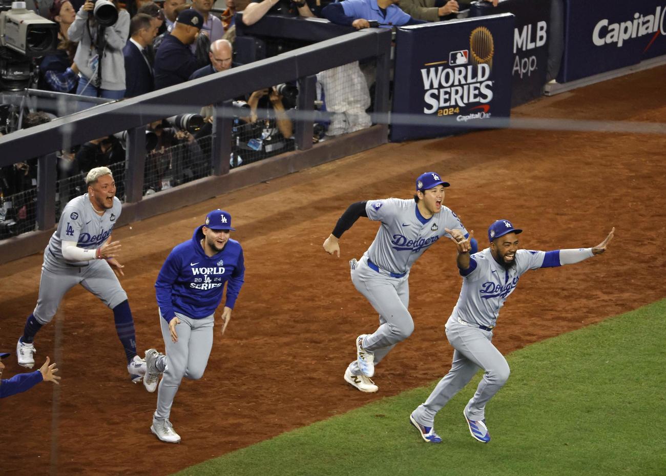 ヤンキースを下してワールドシリーズ制覇を果たし、喜ぶドジャースの大谷翔平（右から2人目）（共同）