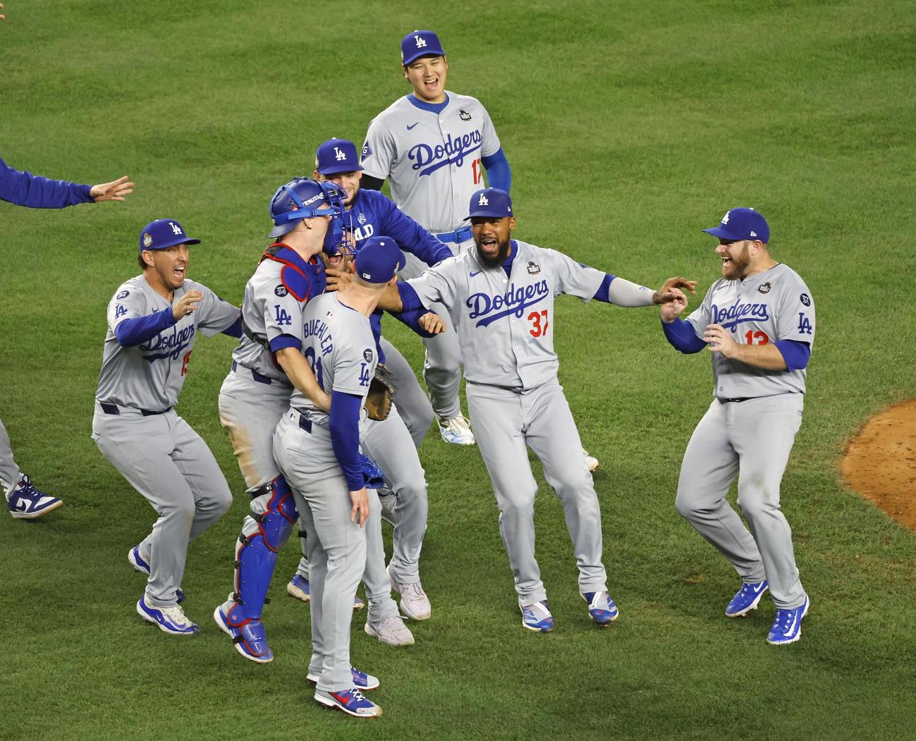 ヤンキースを下して米大リーグ、ワールドシリーズ制覇を果たし、喜ぶドジャースの大谷翔平（奥）（共同）