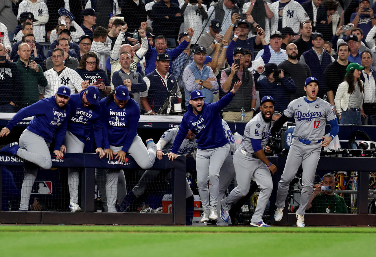 ワールドシリーズを制覇し、ダグアウトを飛び出すドジャース大谷翔平（右端）ら（ロイター）