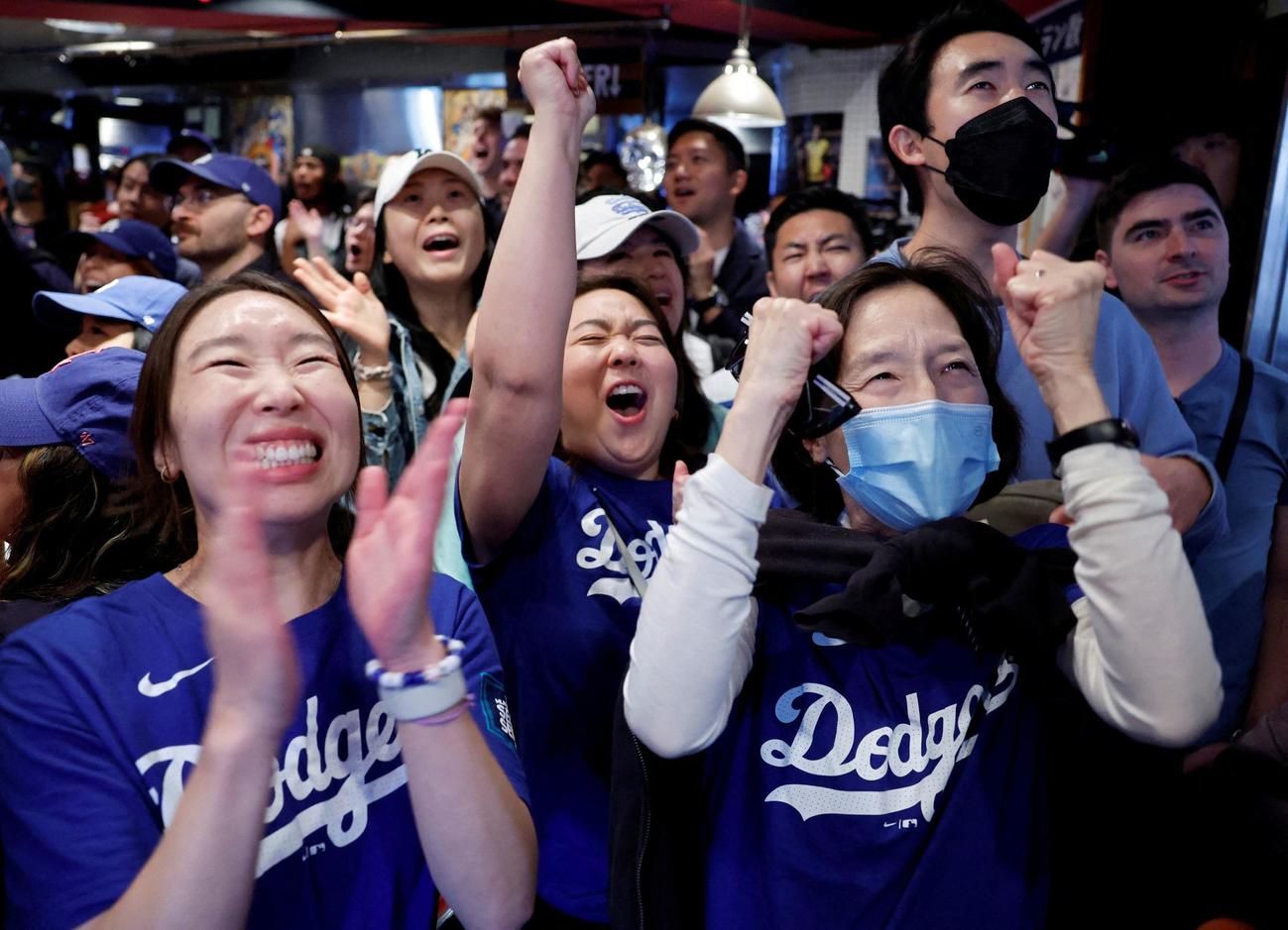 ドジャースが世界一となり歓喜する日本のファンら（ロイター）