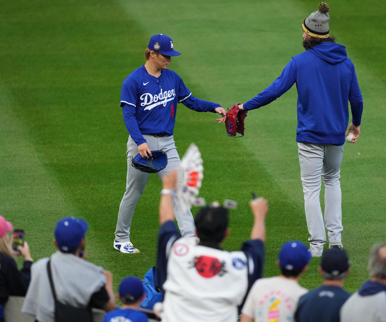 ヤンキース対ドジャース　試合前、ブルペンでの投球練習を終え、ナインとタッチをするドジャース山本（撮影・菅敏）