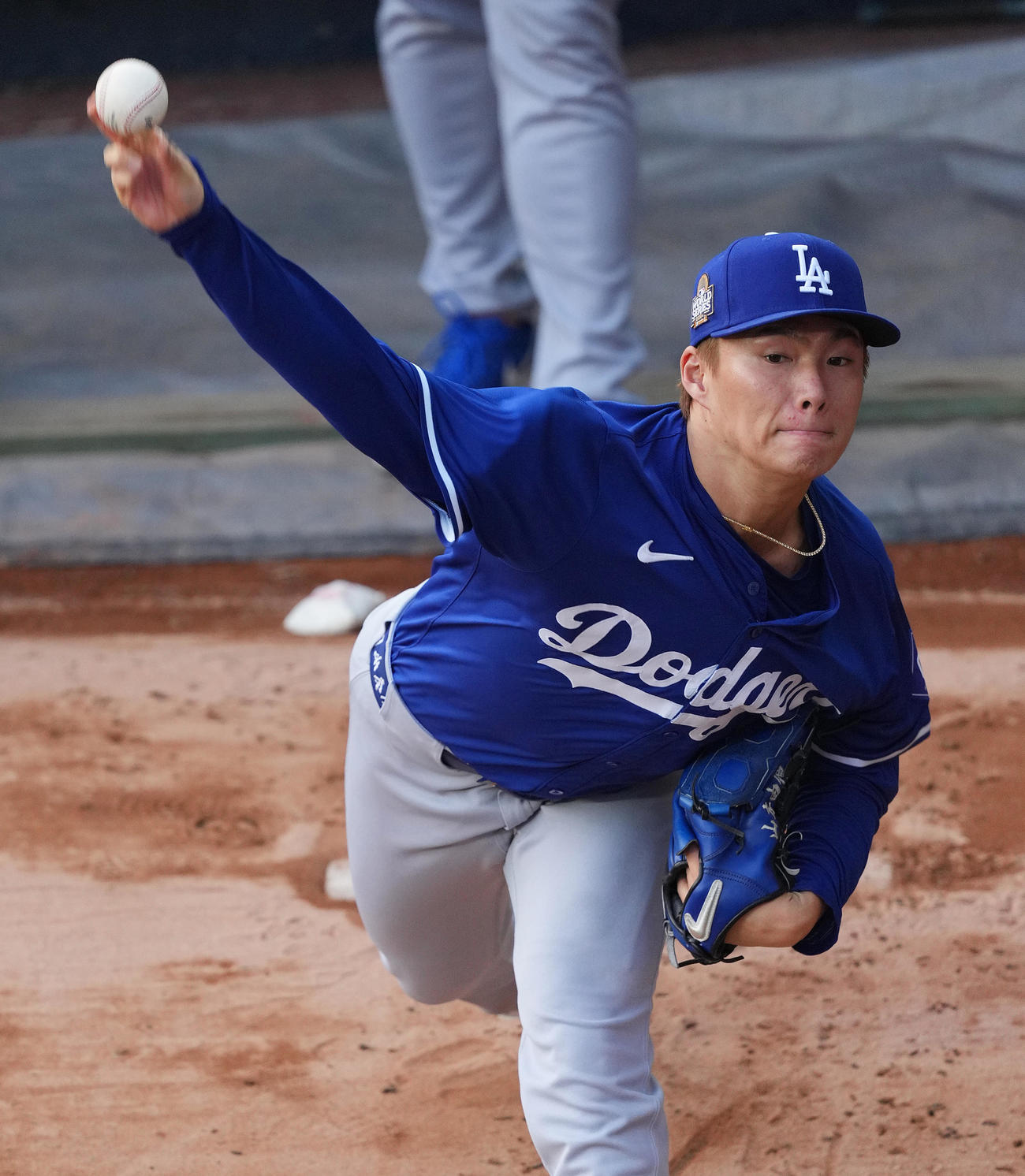 ワールドシリーズ第5戦、試合前、ブルペンで投球練習をする山本（撮影・菅敏）
