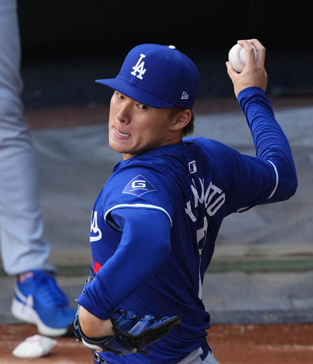 ワールドシリーズ第5戦、試合前、ブルペンで投球練習をする山本（撮影・菅敏）