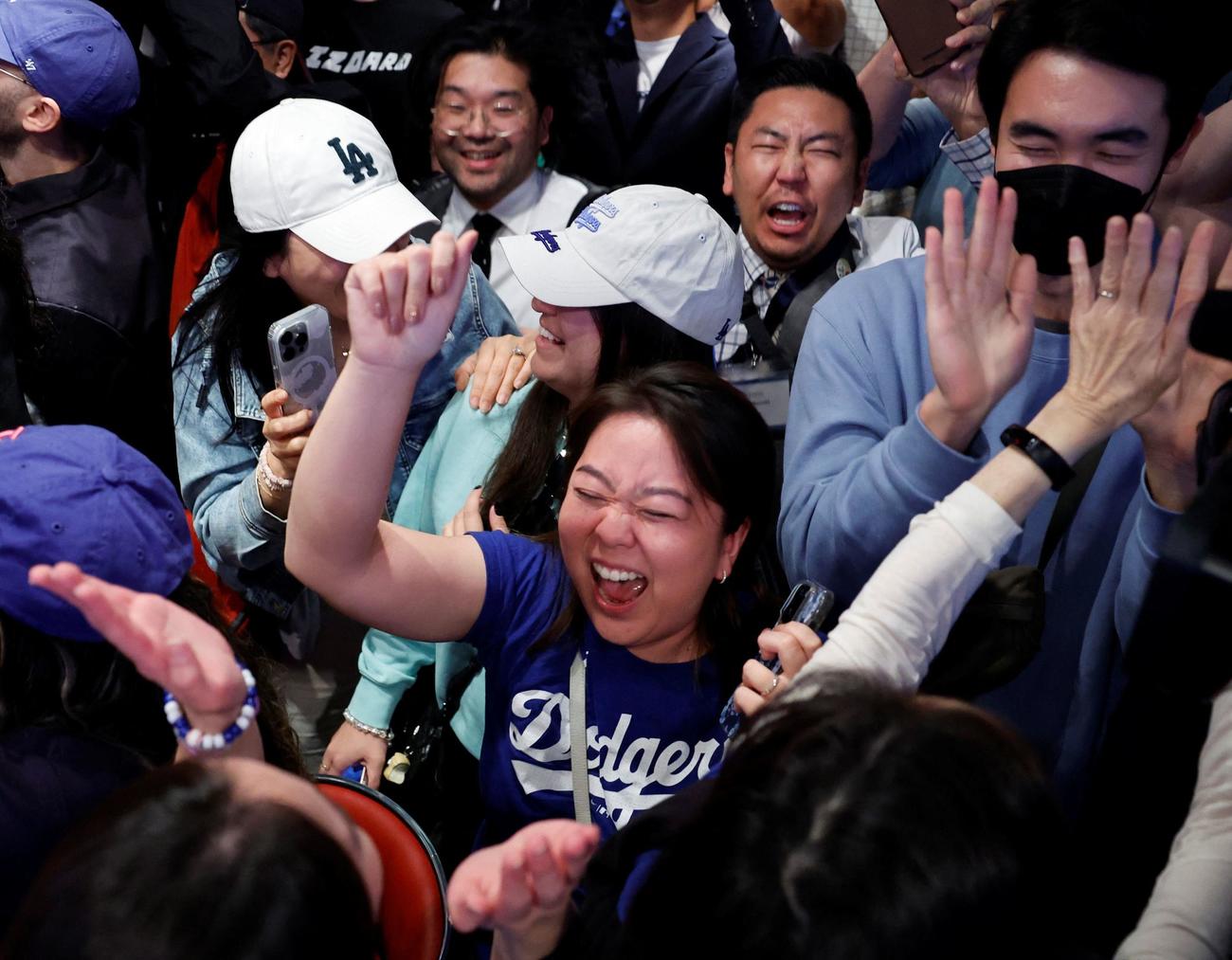 ドジャースが世界一となり歓喜する日本のファンら（ロイター）