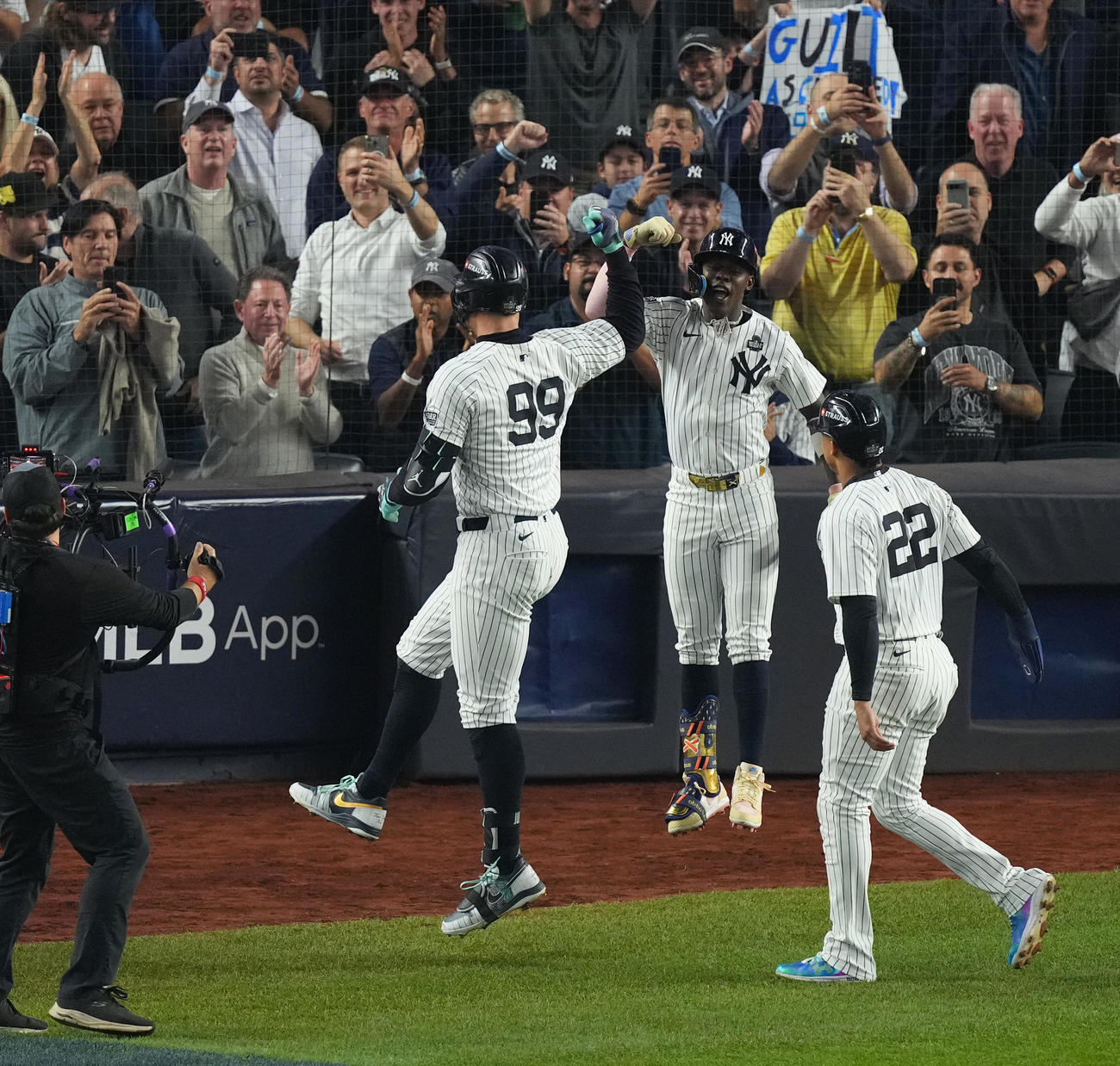 ヤンキース対ドジャース　1回裏ヤンキース1死一塁、先制の2点本塁打を放ち、チザム（中央）とタッチをするジャッジ。右はソト（撮影・菅敏）