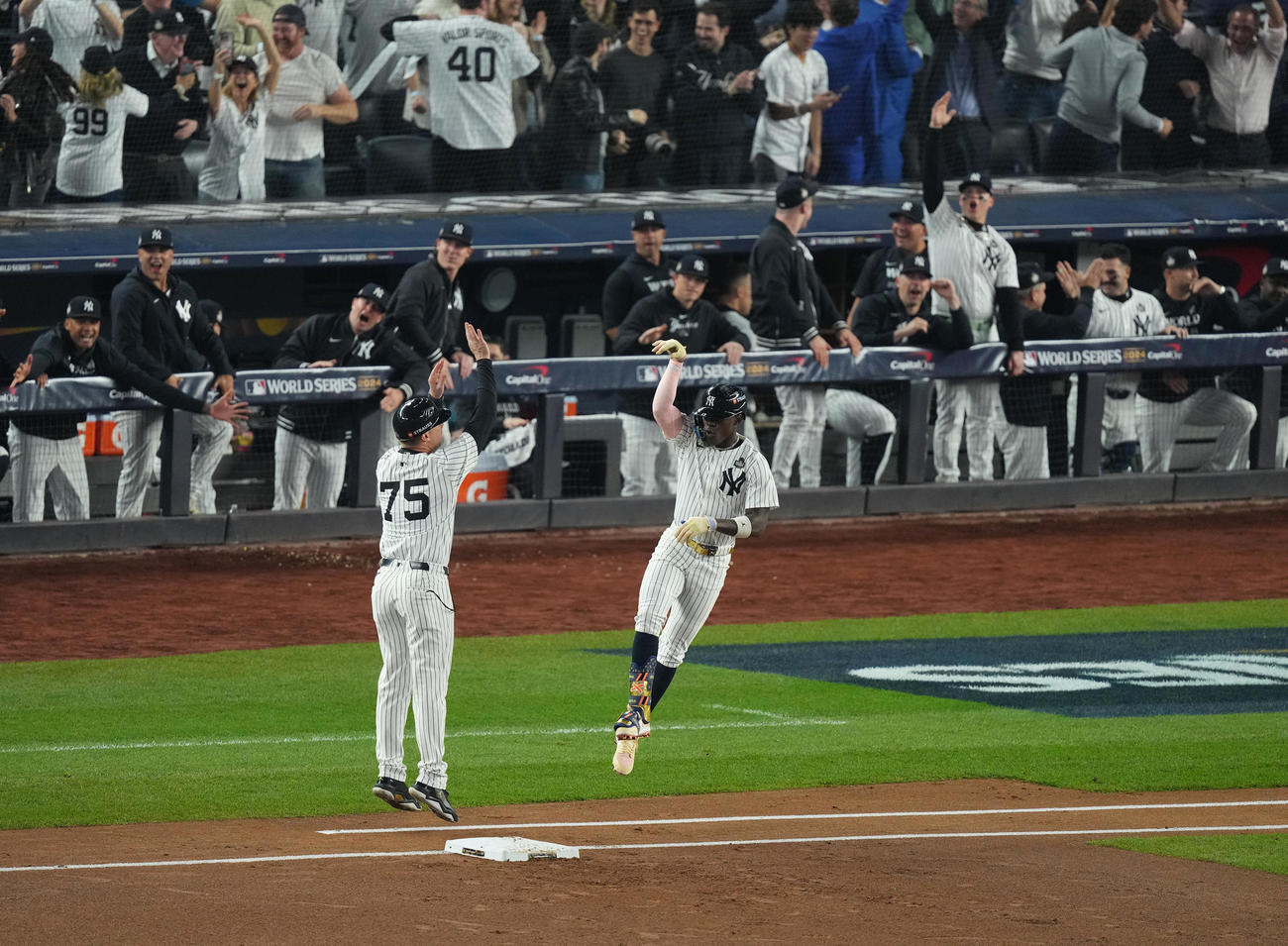 ヤンキース対ドジャース　1回裏ヤンキース1死、ソロ本塁打を放ち、ジャンプするチザム（右）（撮影・菅敏）