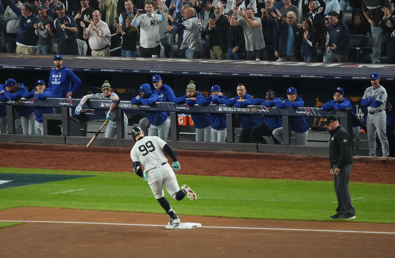 ヤンキース対ドジャース　1回裏ヤンキース1死一塁、ジャッジ（手前）の先制の2点本塁打にベンチでぼう然とするドジャースナイン（撮影・菅敏）