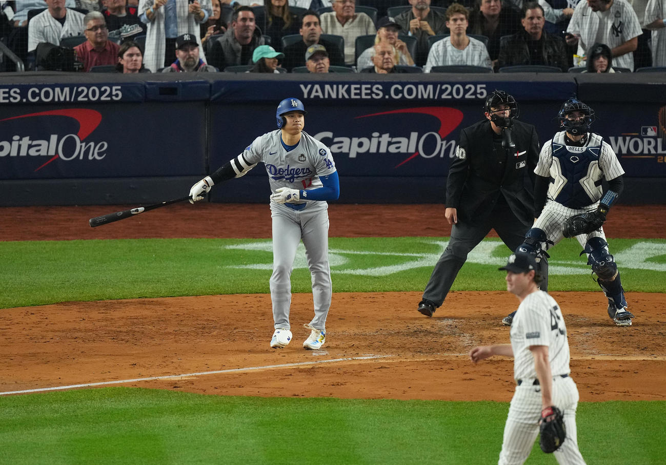 ヤンキース対ドジャース　3回表ドジャース2死一塁、左飛に倒れる大谷。投手コール（撮影・菅敏）