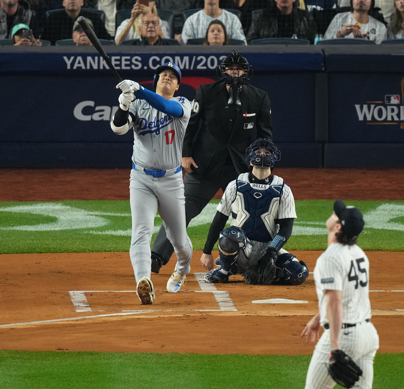 ヤンキース対ドジャース　1回表ドジャース無死、中飛に倒れる大谷翔平。投手コール（撮影・菅敏）