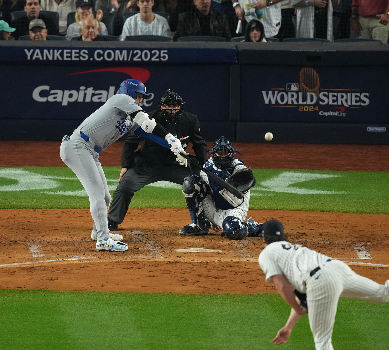 ヤンキース対ドジャース　3回表ドジャース2死一塁、左飛に倒れる大谷。投手コール（撮影・菅敏）