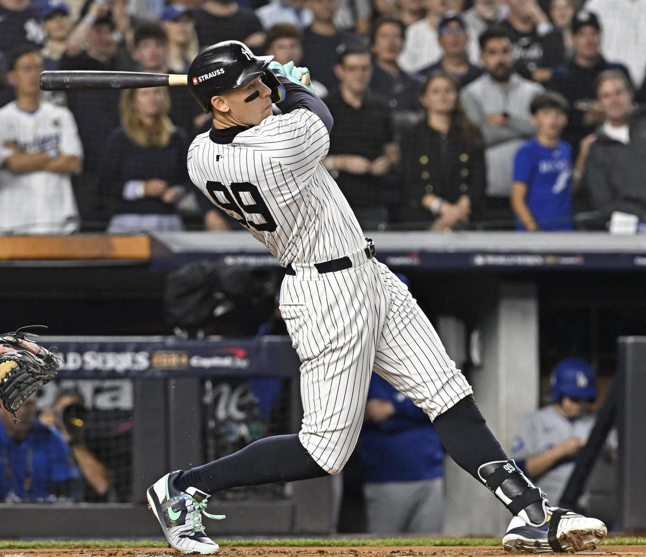 ドジャース戦の1回、先制2ランを放つヤンキースのジャッジ（共同）
