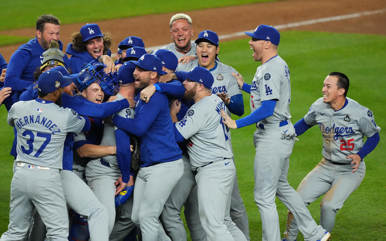世界一を決め、歓喜の輪の中で笑顔を見せる大谷翔平（中央）（撮影・菅敏）