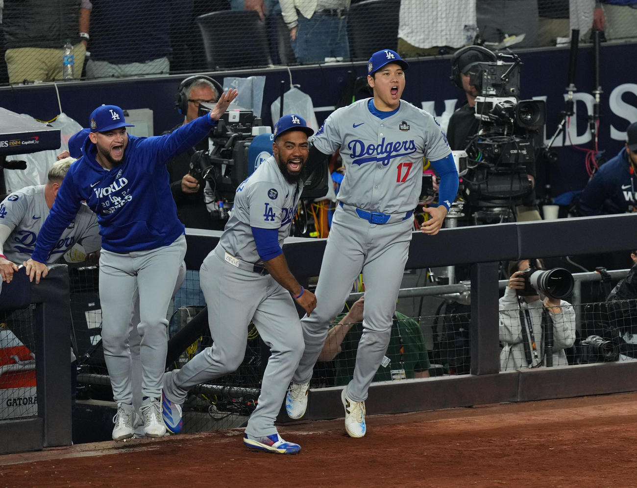 ヤンキース対ドジャース　世界一を決め、フィールドに駆け出す大谷（右）（撮影・菅敏）