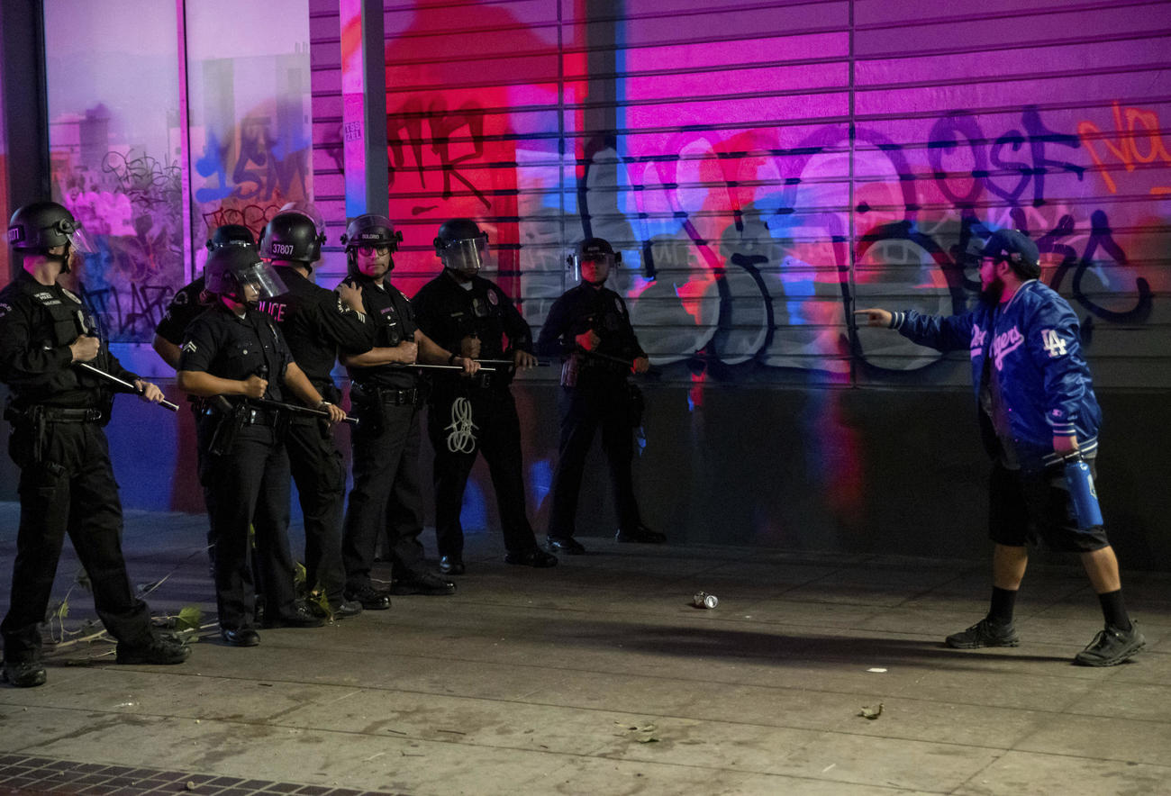 警官隊とにらみ合うドジャースファン（AP)