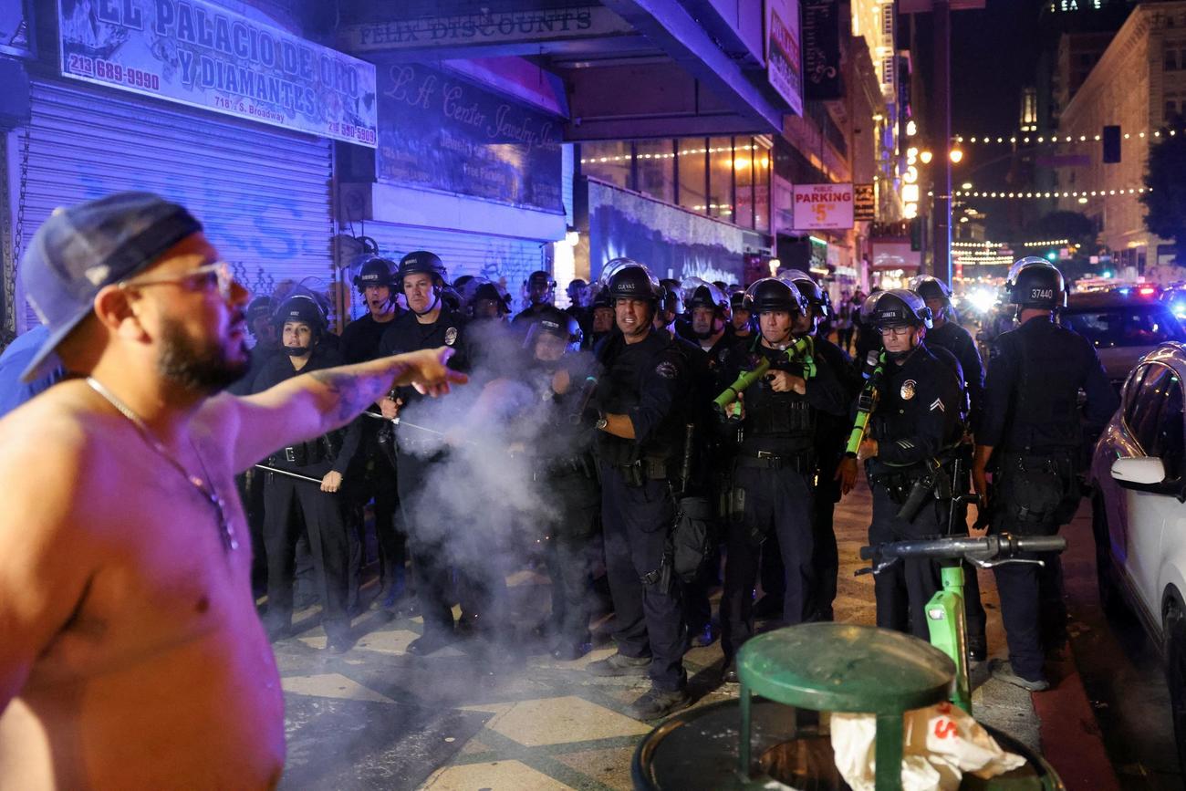 警官隊とにらみ合うドジャースファン（ロイター)