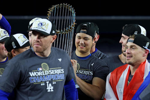 ドジャースLA到着、大谷翔平ら機内写真公開 36年ぶり優勝パレード日本