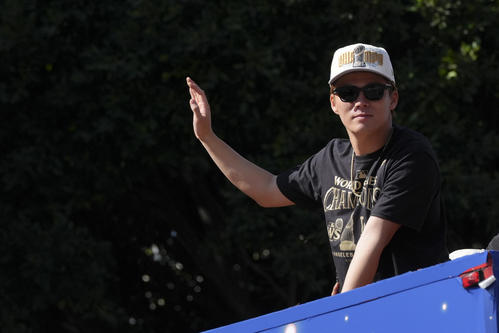 優勝パレードに参加した山本由伸（AP）