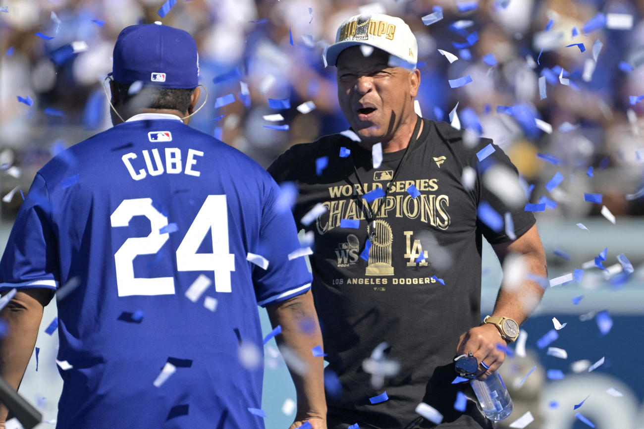 ドジャースのロバーツ監督（右）（ロイター）