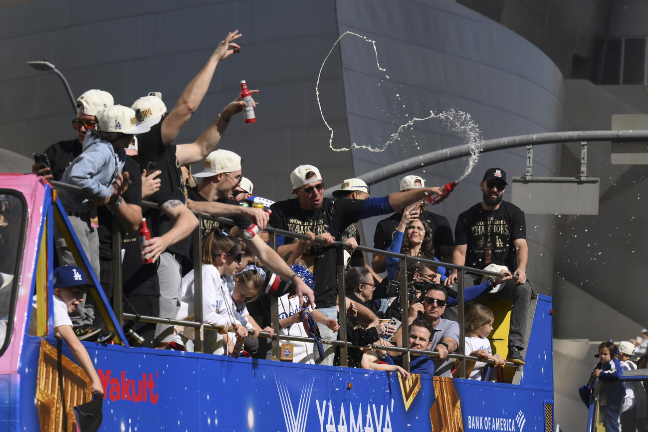 パレードに参加するドジャースの選手たち（AP）