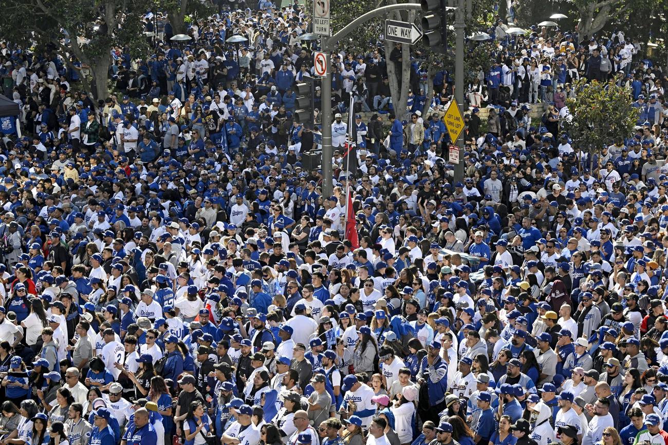 ドジャースの優勝パレードを見ようと詰めかけた大勢のファン（共同）