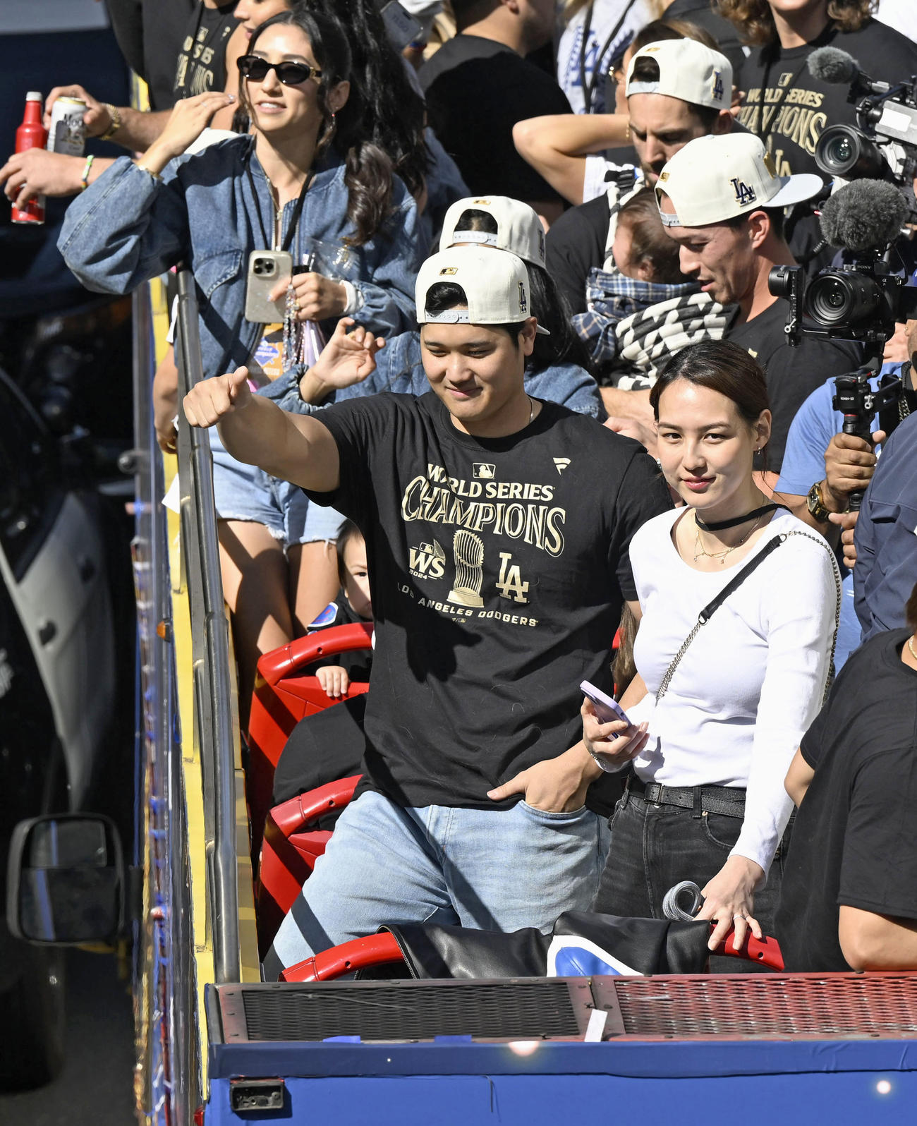 米大リーグ、ドジャースの優勝パレードに参加した大谷翔平と妻の真美子さん＝1日、ロサンゼルス（共同）