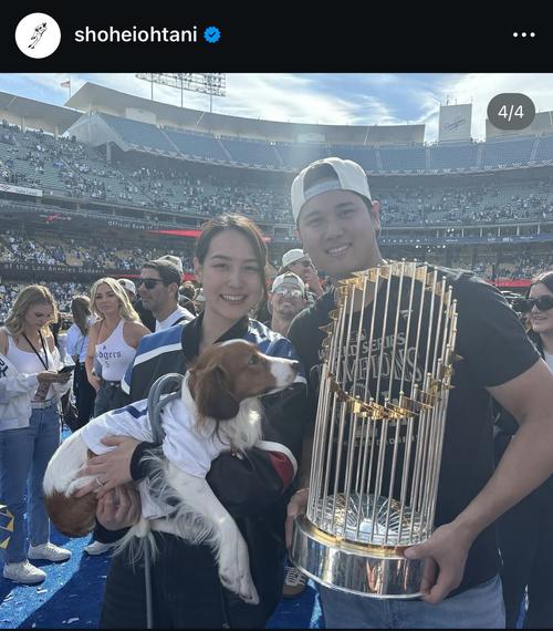 悲願達成の大谷翔平、真美子夫人＆愛犬とのレアな家族写真を公開