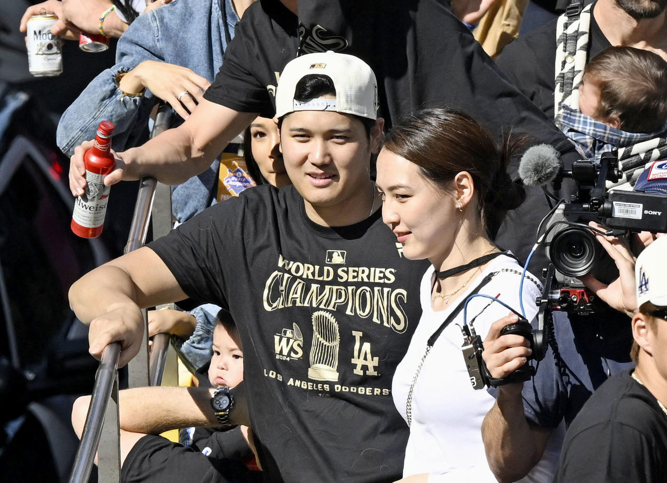 米大リーグ、ドジャースの優勝パレードに参加した大谷翔平と妻の真美子さん＝1日、ロサンゼルス（共同）