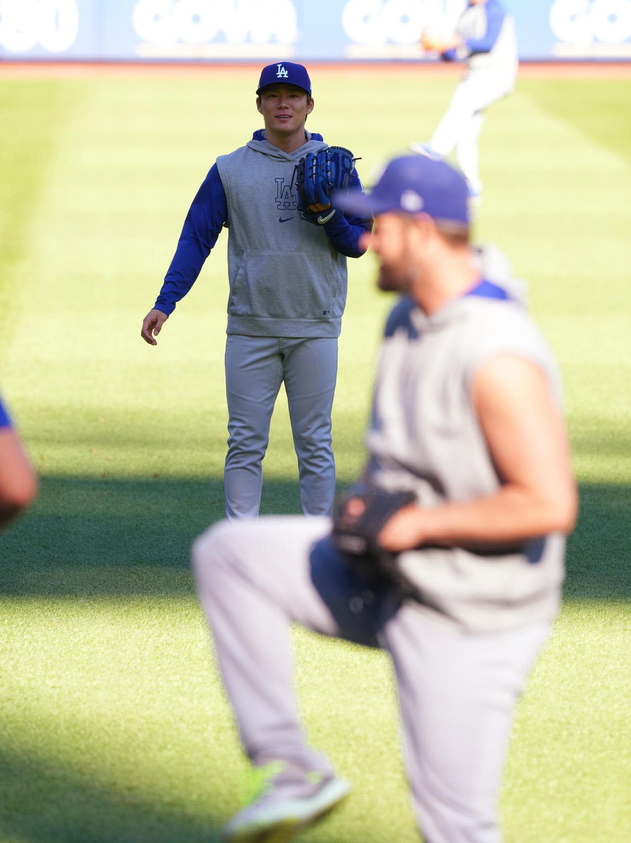リーグ優勝決定シリーズ第5戦　メッツ対ドジャース　試合前、カーショー（手前）とキャッチボールをするドジャース山本（2024年10月18日撮影）