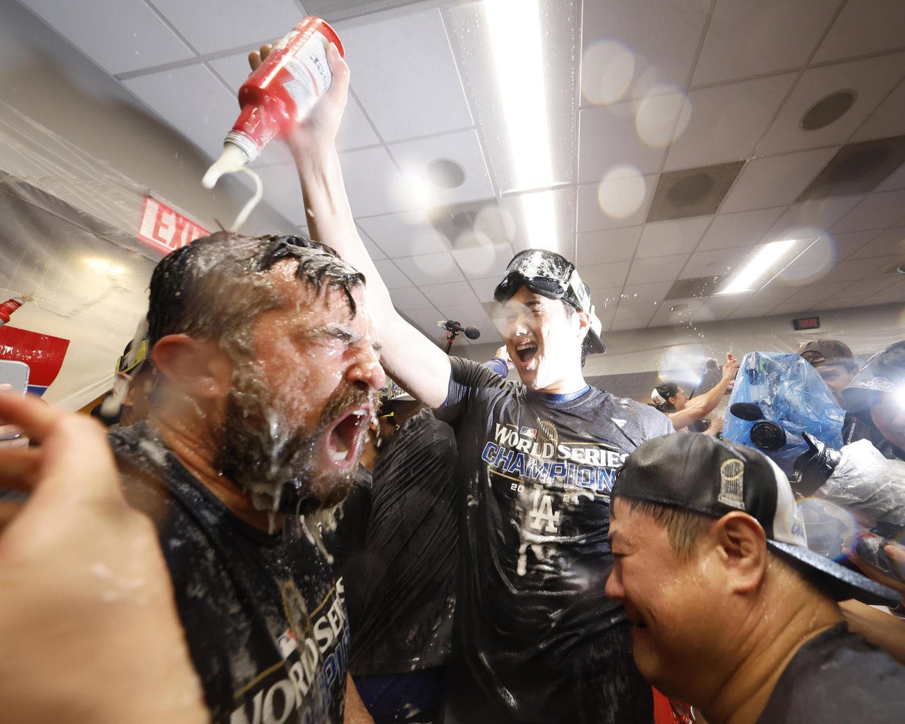 ワールドシリーズ第5戦　ヤンキース対ドジャース　世界一を決め、美酒を浴びせるドジャース大谷