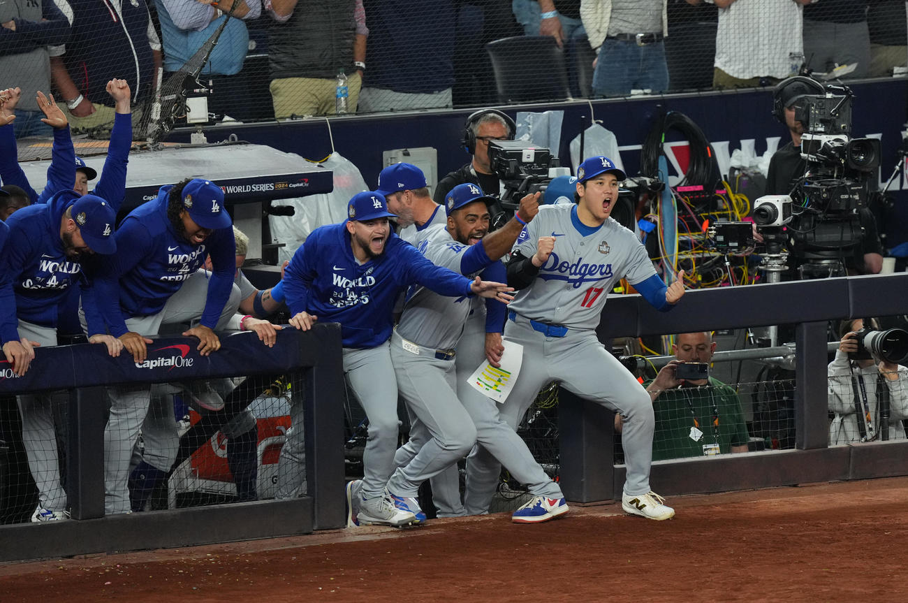 ワールドシリーズ第5戦　ヤンキース対ドジャース　世界一を決め、ガッツポーズをしながらベンチから駆け出す大谷（右端）（2024年10月30日撮影）
