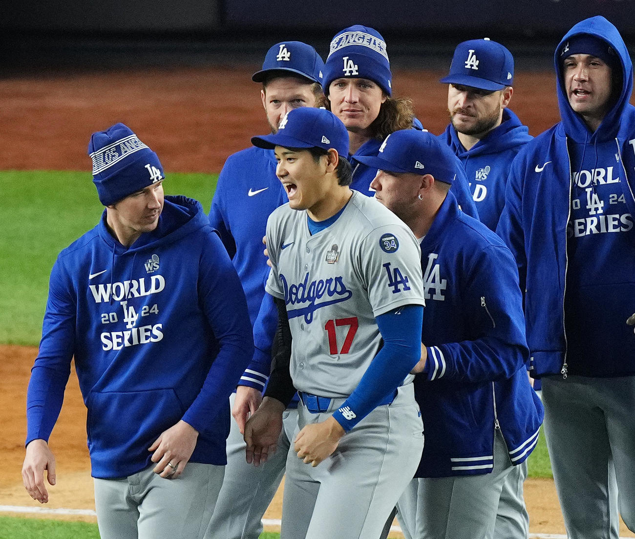 ヤンキース対ドジャース　世界一に王手をかけ、ナインを迎えるドジャース大谷（中央）は、ロハス（右）に脇腹を突かれ、声を上げる（撮影・菅敏）