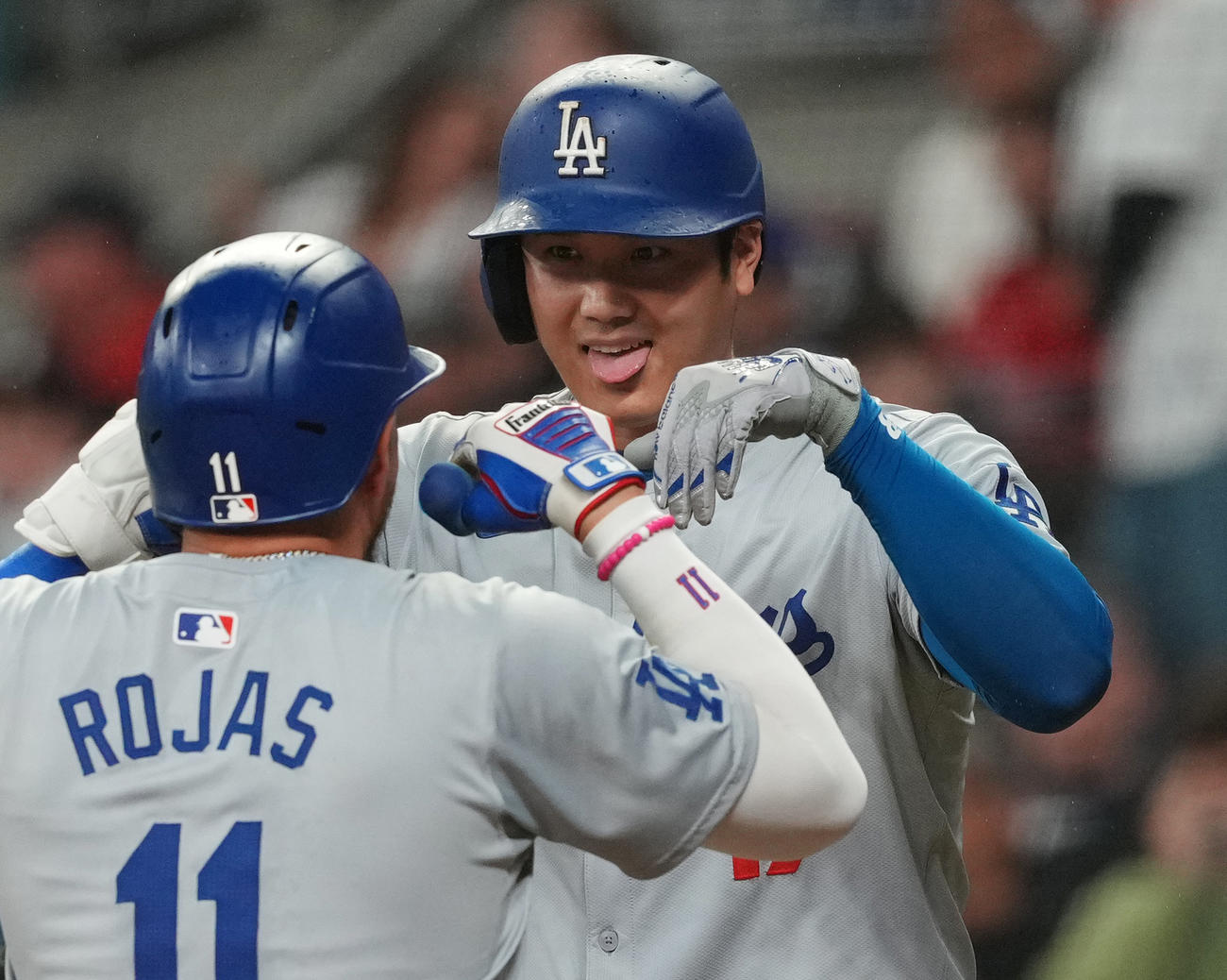 デコピンポーズのミゲル・ロハスと大谷翔平（2024年9月13日撮影）