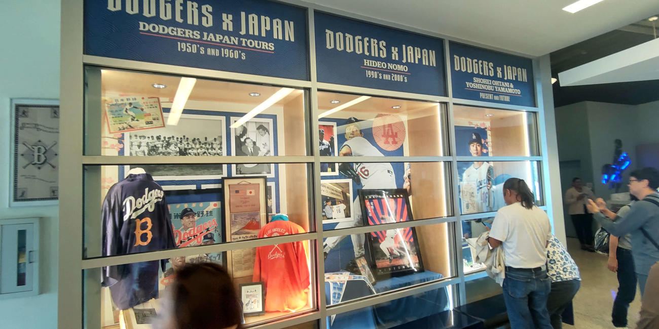 スタンド　ドジャースと日本のプロ野球がいかに密接な関係を築いてきたかを示す展示物