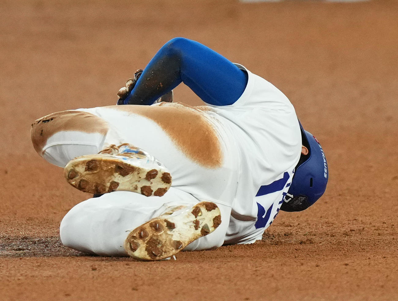 ドジャース対ヤンキース　7回裏ドジャース2死一塁、二塁盗塁を狙うもアウトとなった大谷は、左肩を脱臼しもん絶する（2024年10月26日）