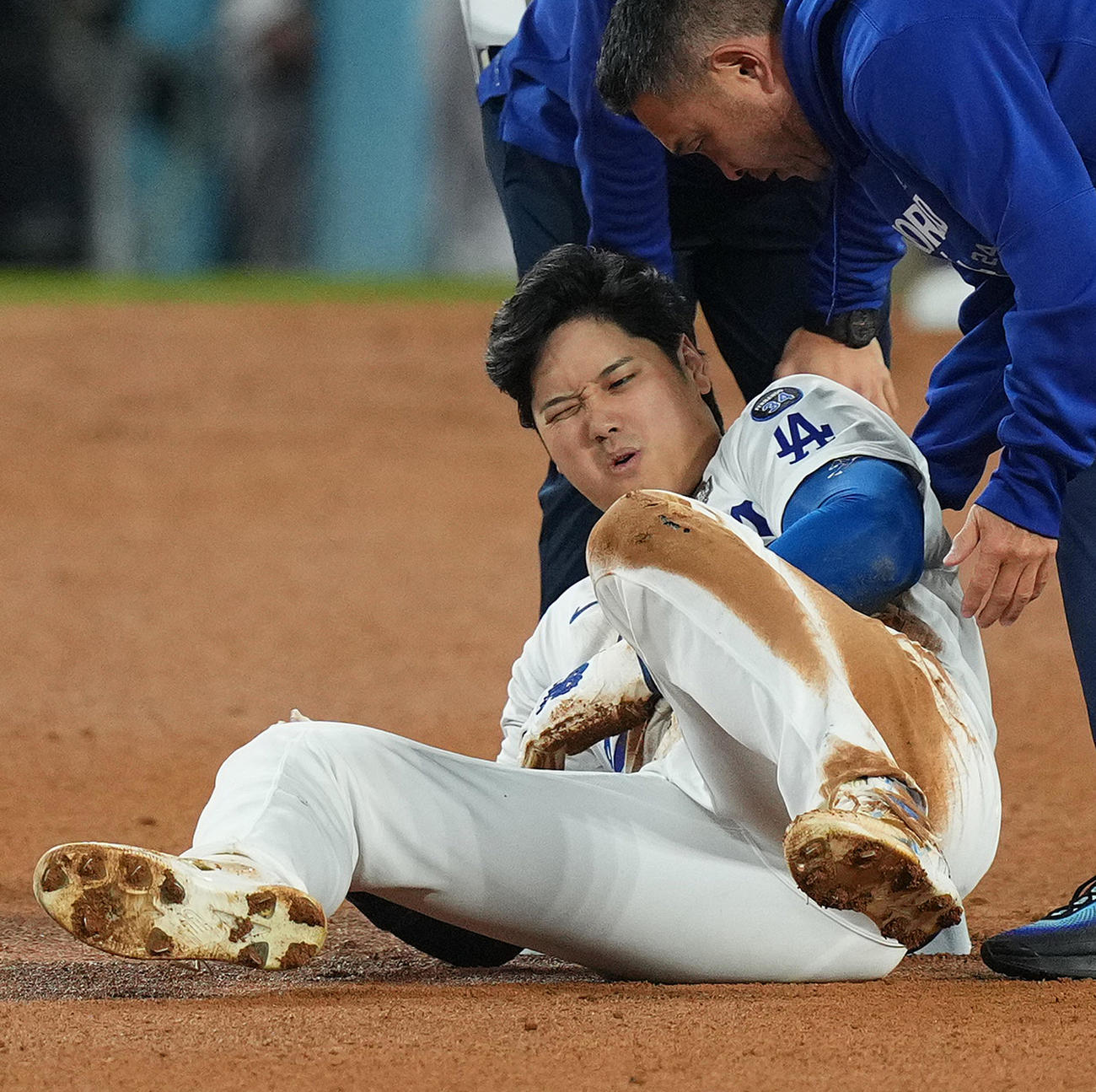 ドジャース対ヤンキース　7回裏ドジャース2死一塁、二塁盗塁を狙うもアウトとなった大谷は、左肩を脱臼しもん絶する（2024年10月26日）