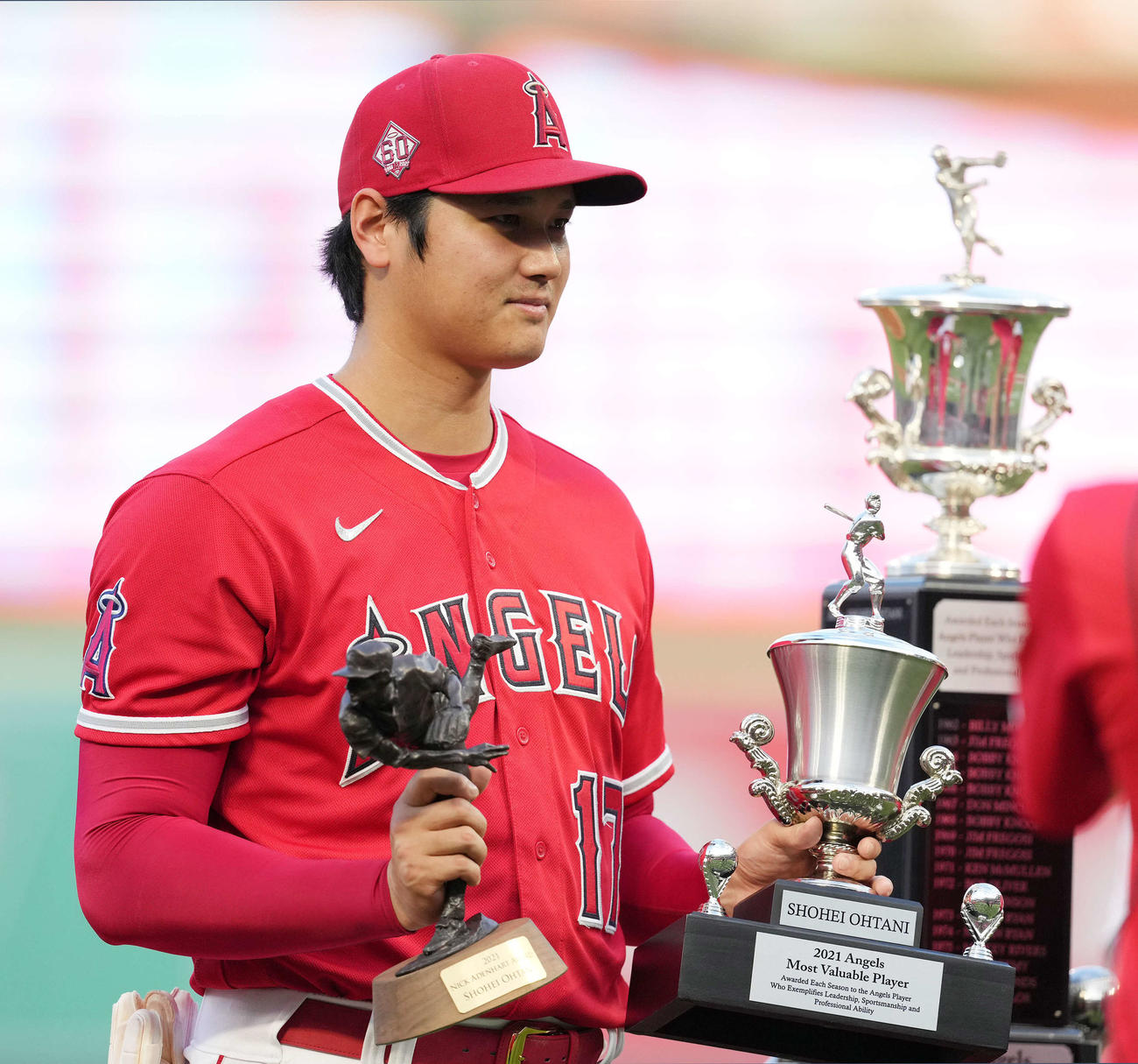 2021年9月、今季のチームMVPと年間最優秀投手に選出され、トロフィーを手にするエンゼルス大谷