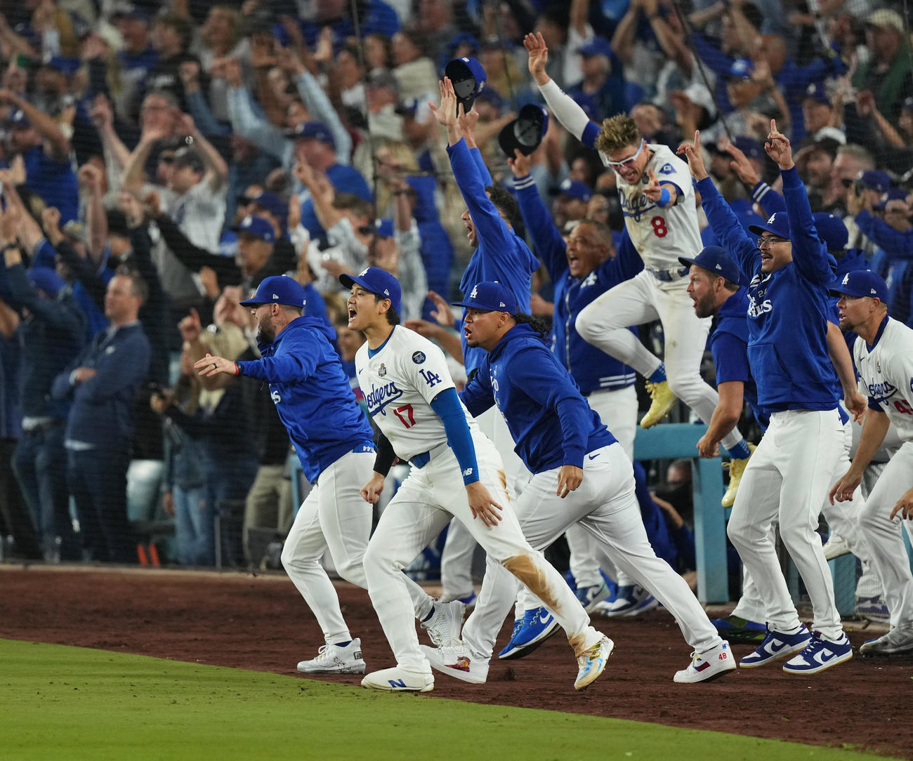 ドジャース対ヤンキース　10回裏ドジャース2死満塁、フレディ・フリーマンのサヨナラ満塁本塁打にベンチから飛び出す大谷翔平（左から2人目）らナイン（撮影・菅敏）＝2024年10月25日
