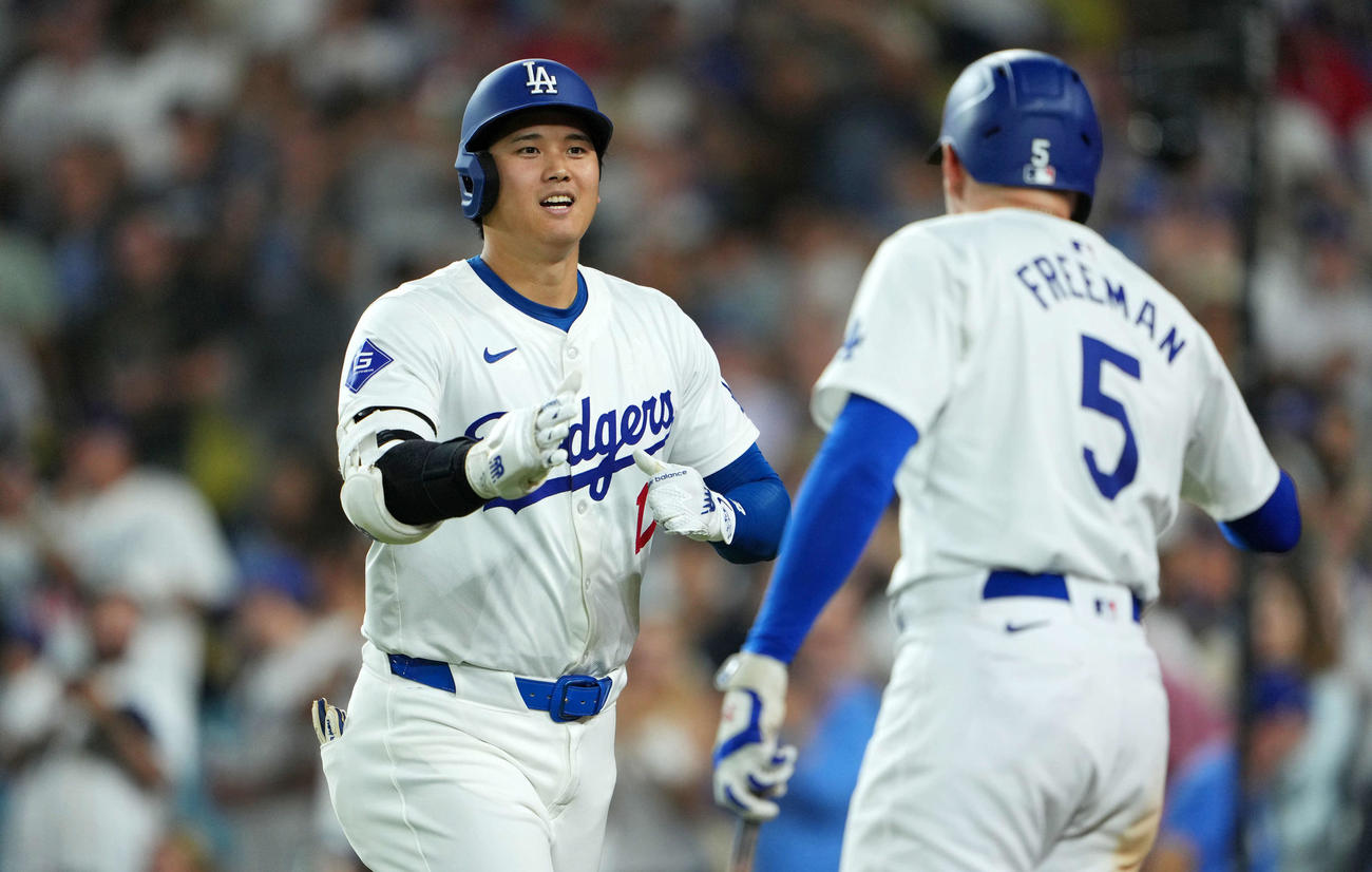 ドジャース対フィリーズ　8回裏ドジャース無死、左中間へソロ本塁打を放ちフリーマン（右）とタッチを交わす大谷（2024年8月5日撮影）