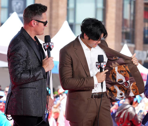 大谷翔平、球宴で真美子夫人＆デコピンスーツ 特大アーチに名門主砲も