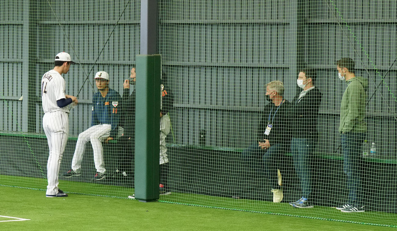 WBC日本代表の強化合宿で投球練習を終えた佐々木（左端）。ドジャース幹部も熱視線を送る（23年２月撮影）