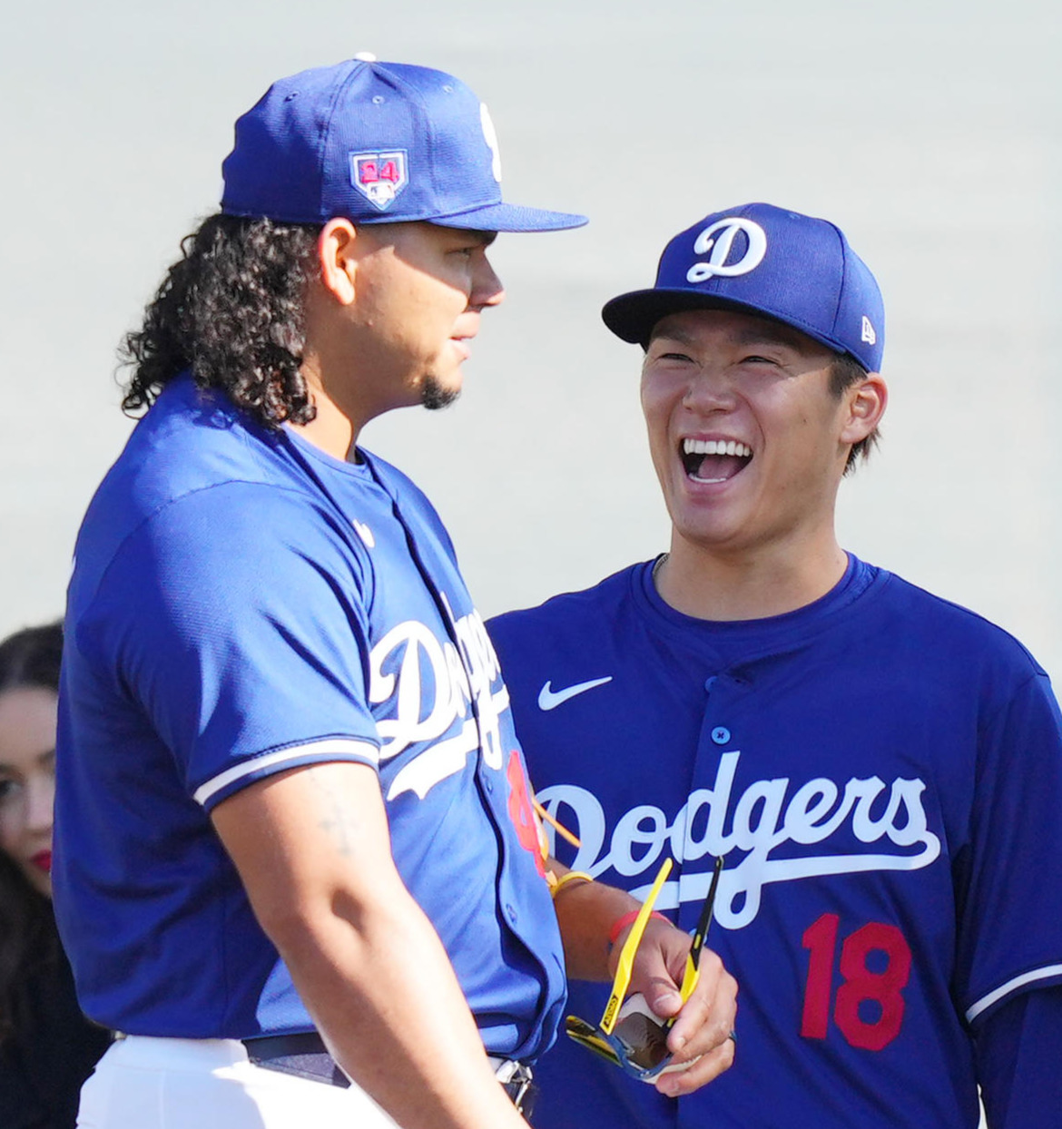 グラテロル（左）と談笑するドジャース山本（2024年2月9日撮影）