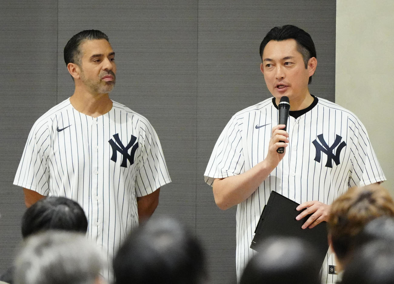 トークイベントで司会の川松真一朗氏（右）と通訳のジョナサン・マルボー氏（撮影・江口和貴）