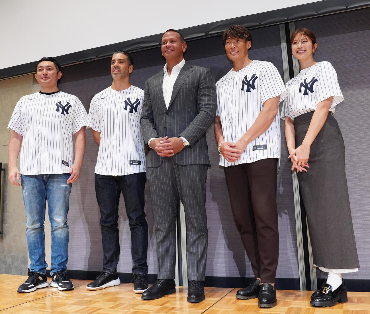 トークイベントに臨み、写真に納まるアレックス・ロドリゲス氏（中央）ら。右から稲村亜美、糸井氏、1人おいて通訳を務めたジョナサン・マルボー氏、司会の川松真一朗氏（撮影・江口和貴）