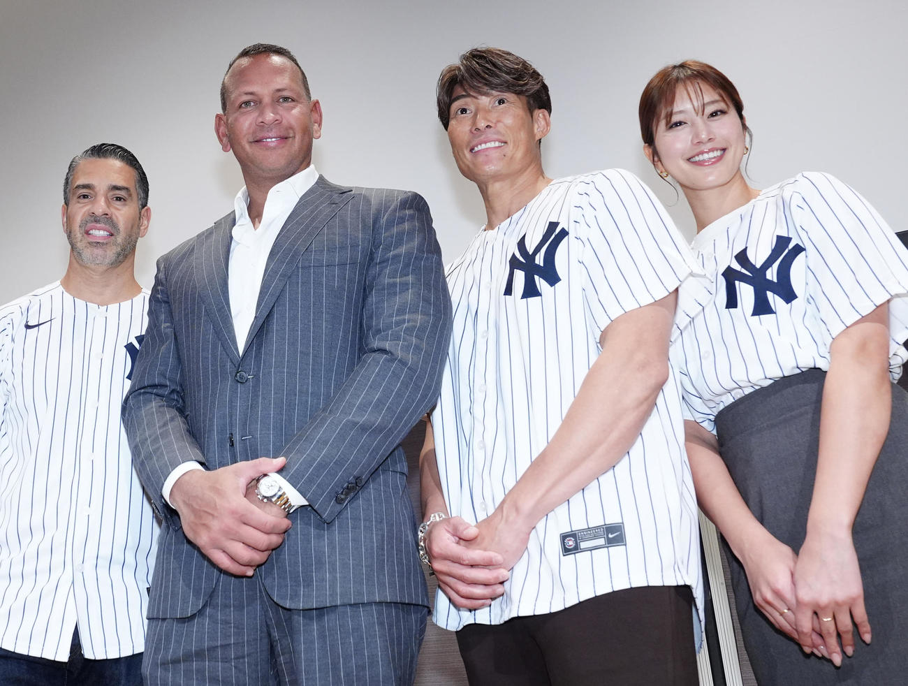 トークイベントに臨み、写真に納まるアレックス・ロドリゲス氏（中央左）ら。左から通訳を務めたジョナサン・マルボー氏、1人おいて糸井氏、稲村亜美（撮影・江口和貴）