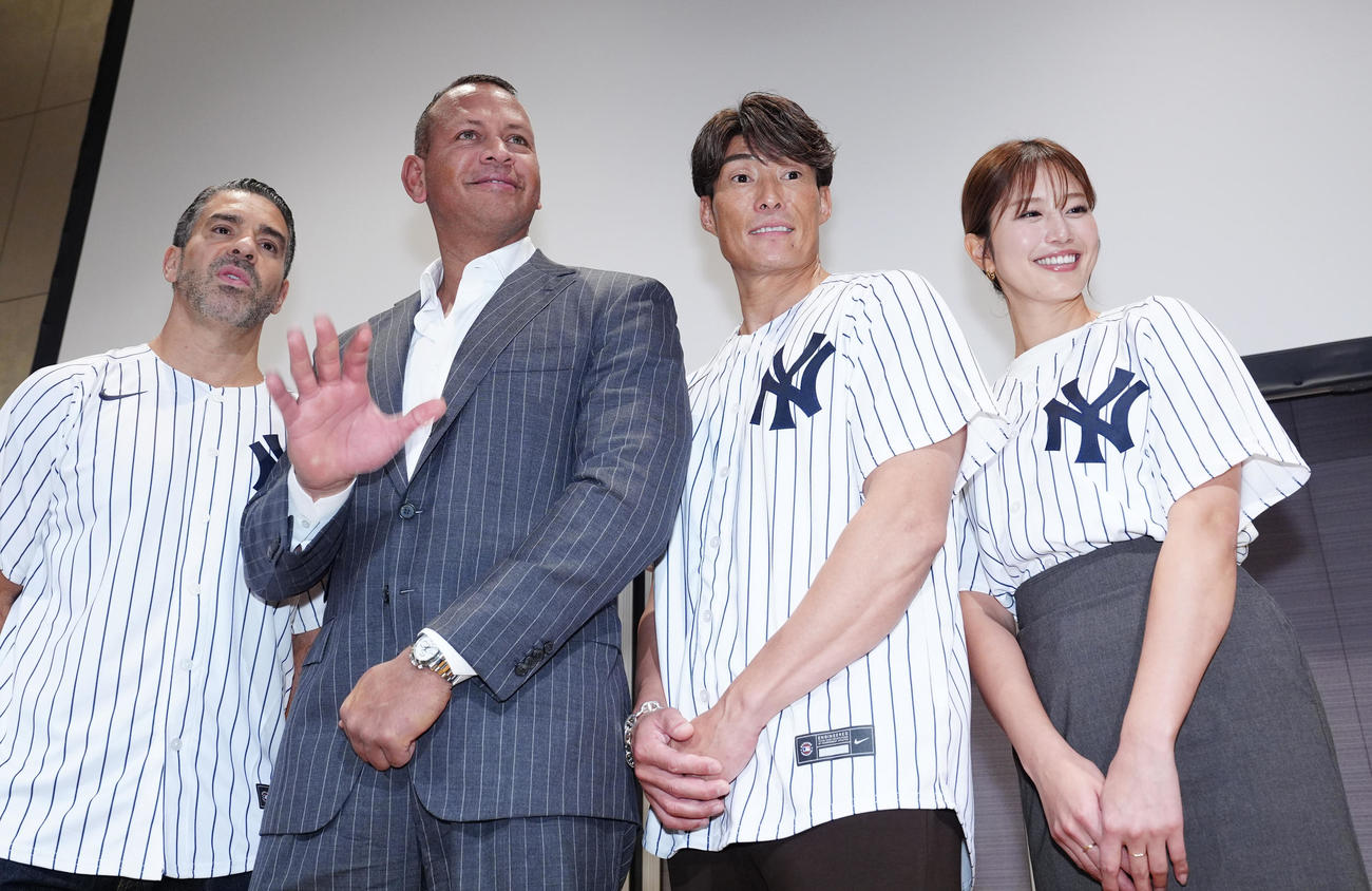 トークイベントに臨み、写真に納まるアレックス・ロドリゲス氏（中央左）ら。左から通訳を務めたジョナサン・マルボー氏、1人おいて糸井氏、稲村亜美（撮影・江口和貴）