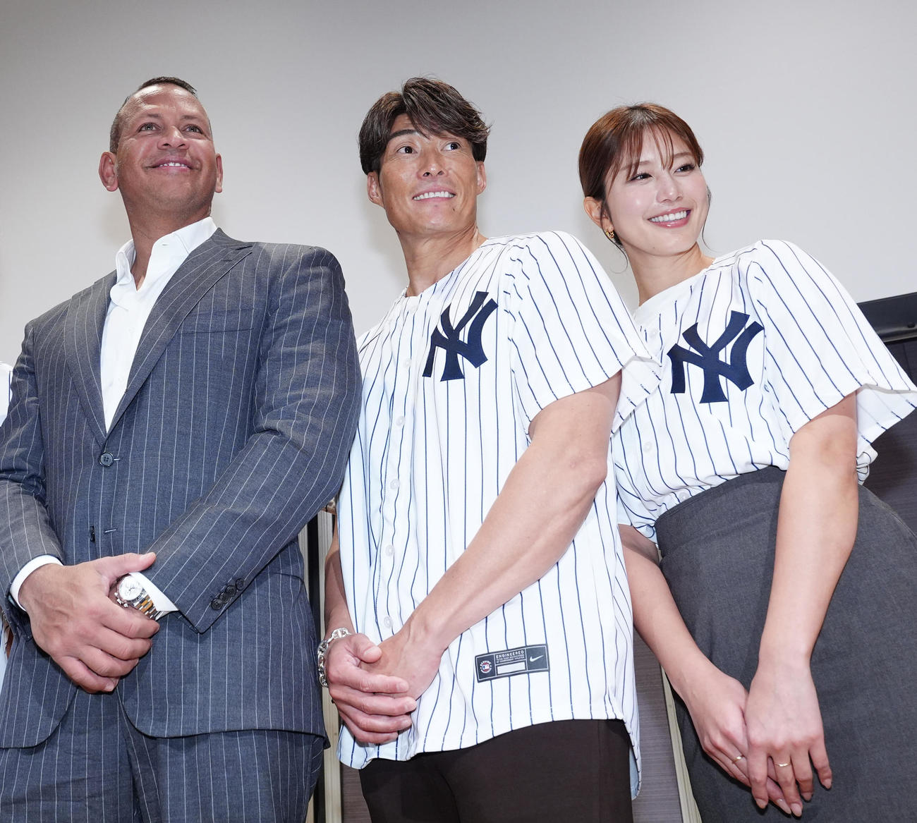 トークイベントに臨み、写真に納まる、左からアレックス・ロドリゲス氏、糸井氏、稲村亜美（撮影・江口和貴）
