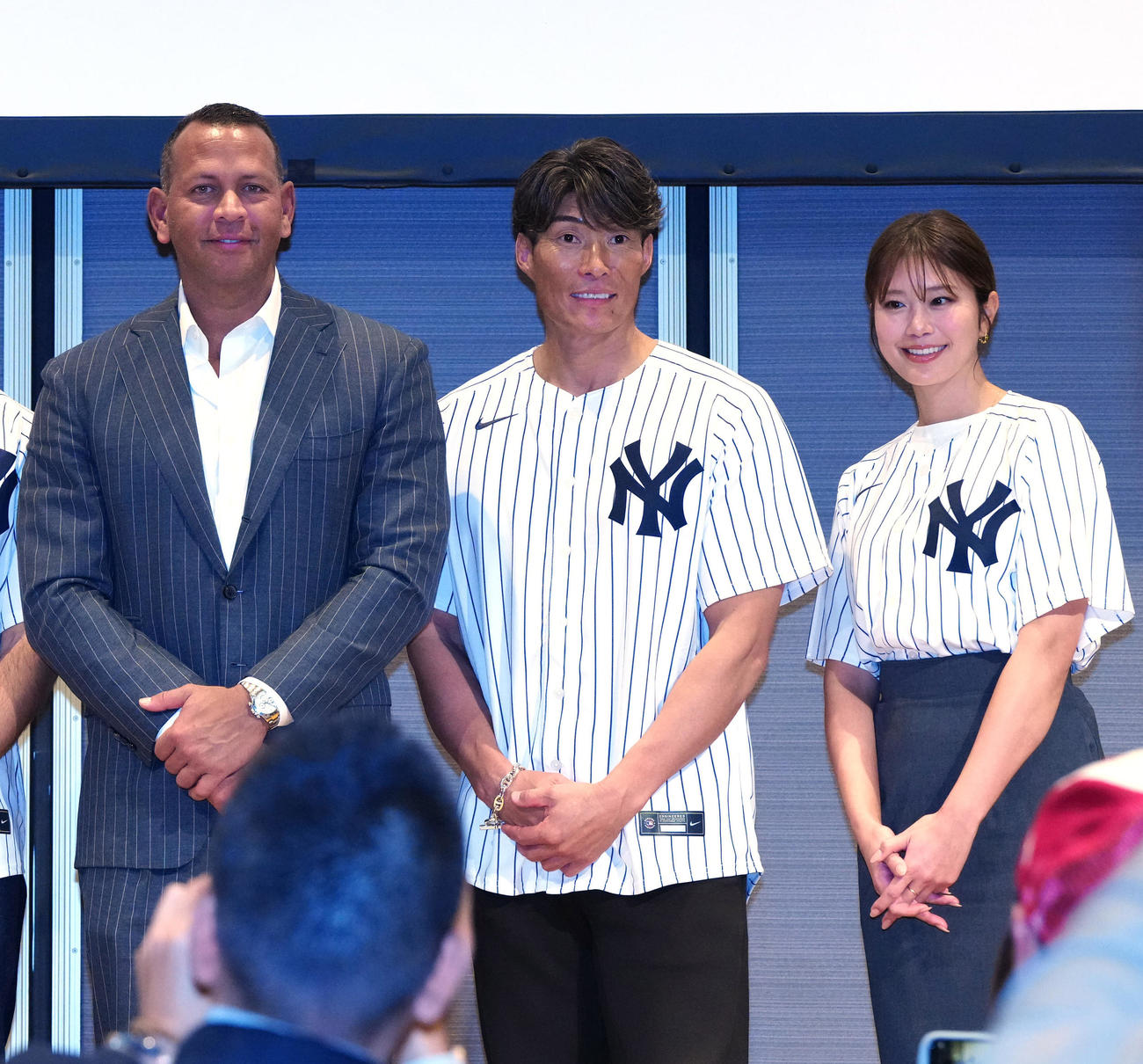 トークイベントに臨み、写真に納まる、左からアレックス・ロドリゲス氏、糸井氏、稲村亜美（撮影・江口和貴）